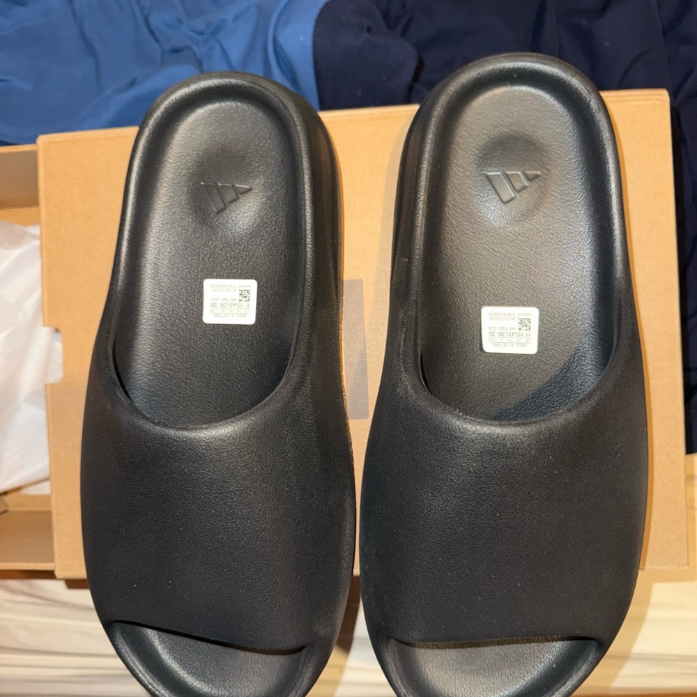Yeezy onyx slides